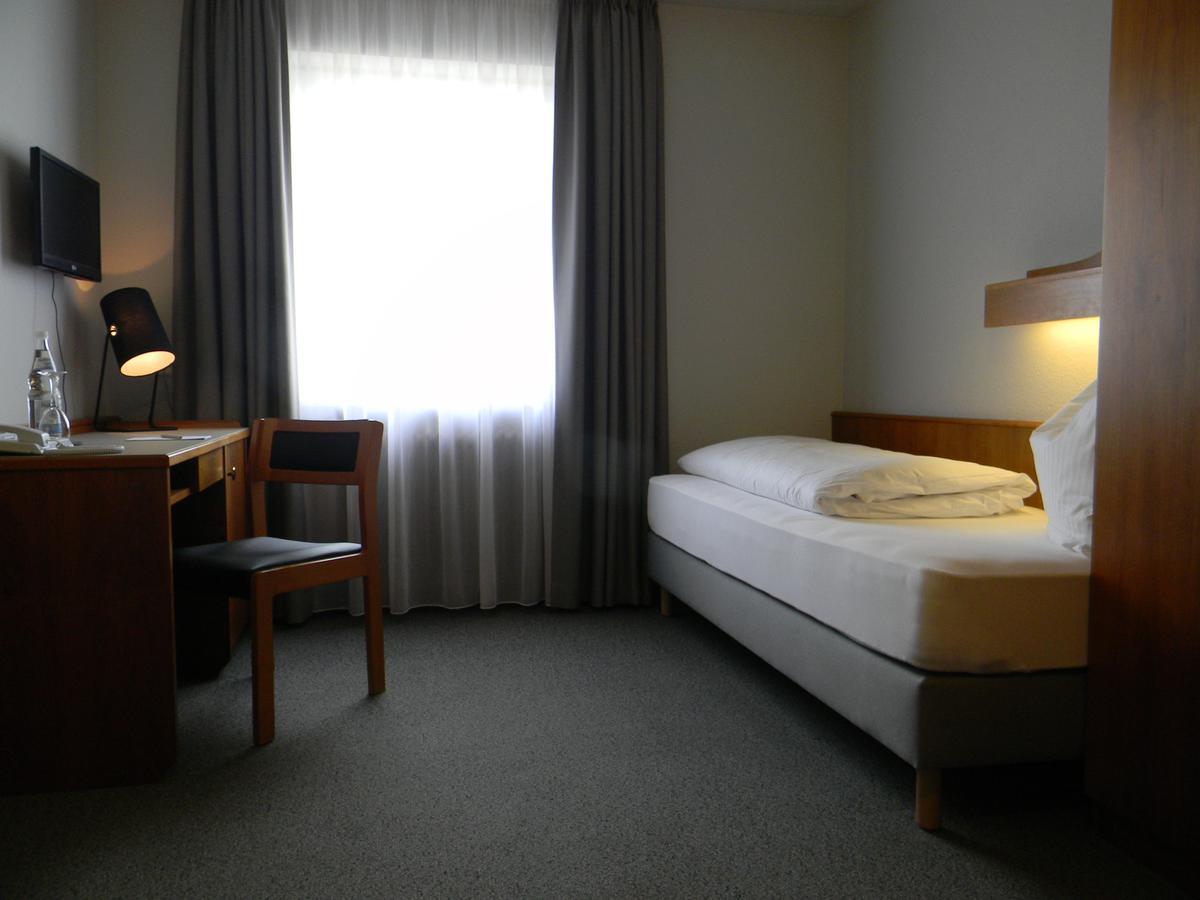 Hotel Landgut Burg Gmbh Weinstadt Buitenkant foto